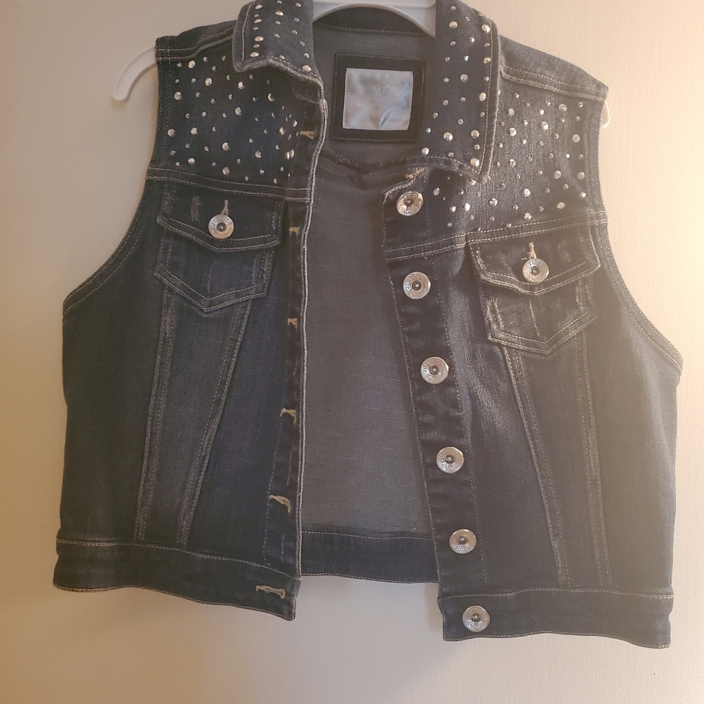 Sleeveless crop jean jacket